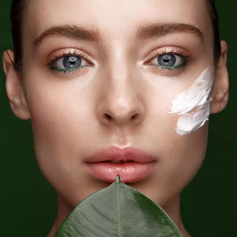 imagen_rimagen-etrato-mujer-hermosa-piel-clara-posando-hoja-planta-tarjeta digital spa